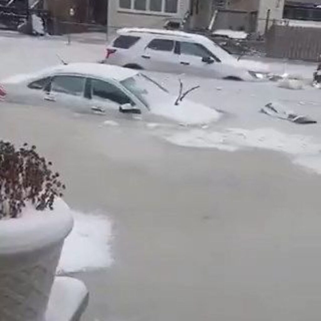 ABD’de su borusu patladı, sokaklar buzla kaplandı!