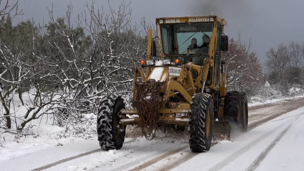 Altay Kar Fırtınası Gemlik’i Beyaza Bürüdü: Ekipler Sahada