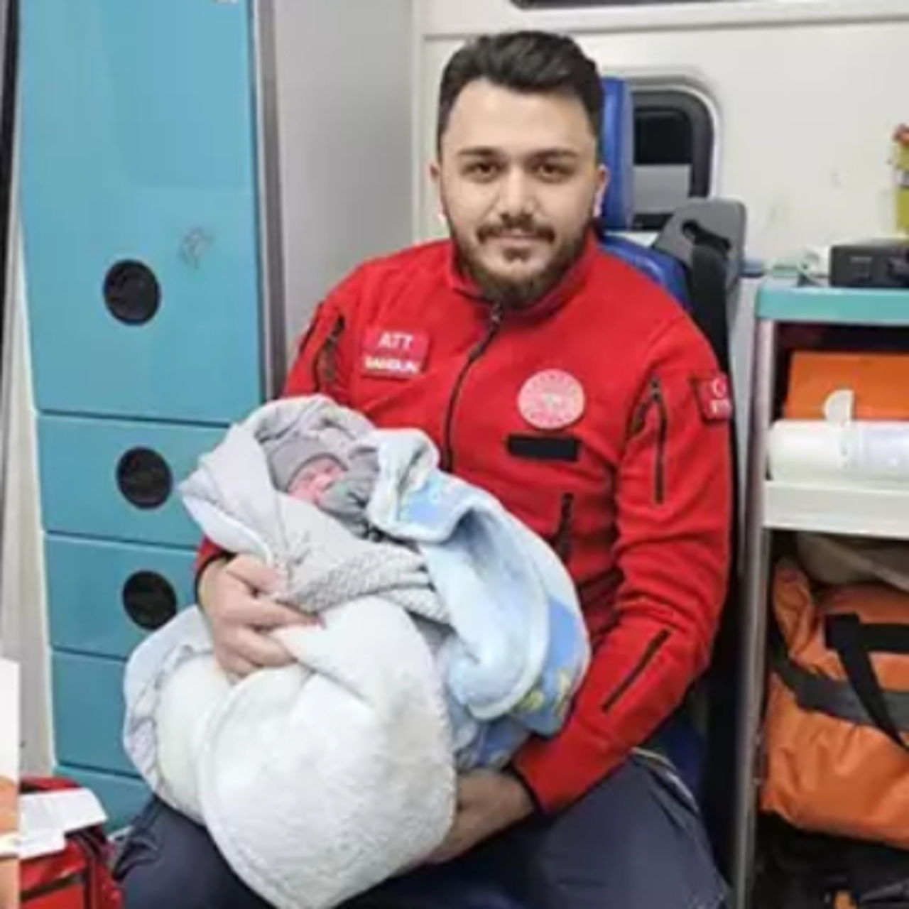 Ambulansta doğdu