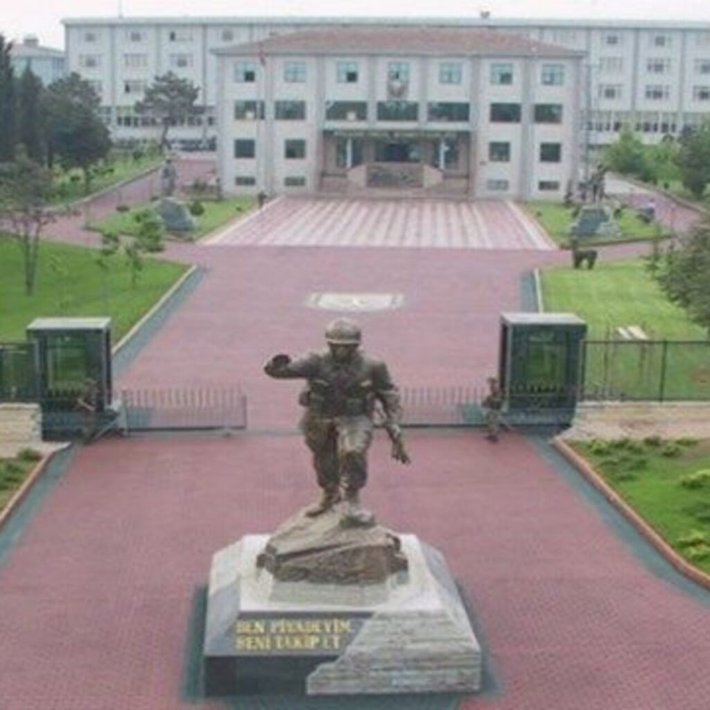 ‘Atatürk fotoğrafı’ tartışmasında teğmenin ihracına iptal kararı