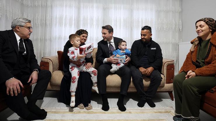 Bakan Bayraktar, memleketi Hatay’da depremzede aileleri ziyaret etti: Acıyı nasıl paylaştıysak umudu da paylaşacağız