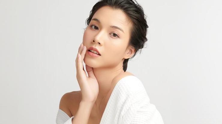 Cam Gibi Parlak Cildin Sırrını Veriyoruz: Koreli Kadınların 6 Adımda Kusursuz Güzellik Rutinini Keşfet!