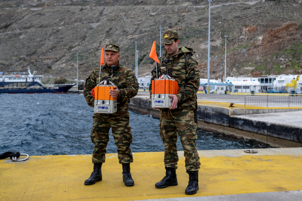 Depremlerin sarstığı Santorini’de, acil tahliye limanı kuruluyor