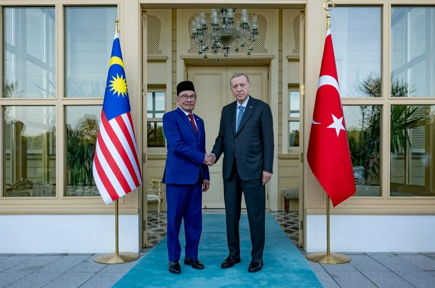 Erdoğan’ın ziyareti o ülkede muhalefeti ayağa kaldırdı