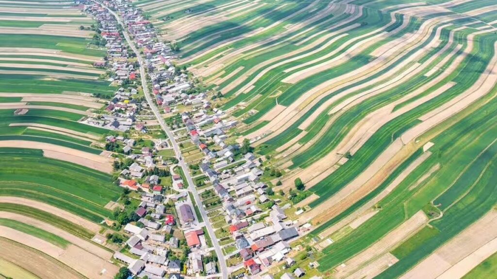 Eşi benzeri bulunmayan köy turist akınına uğruyor