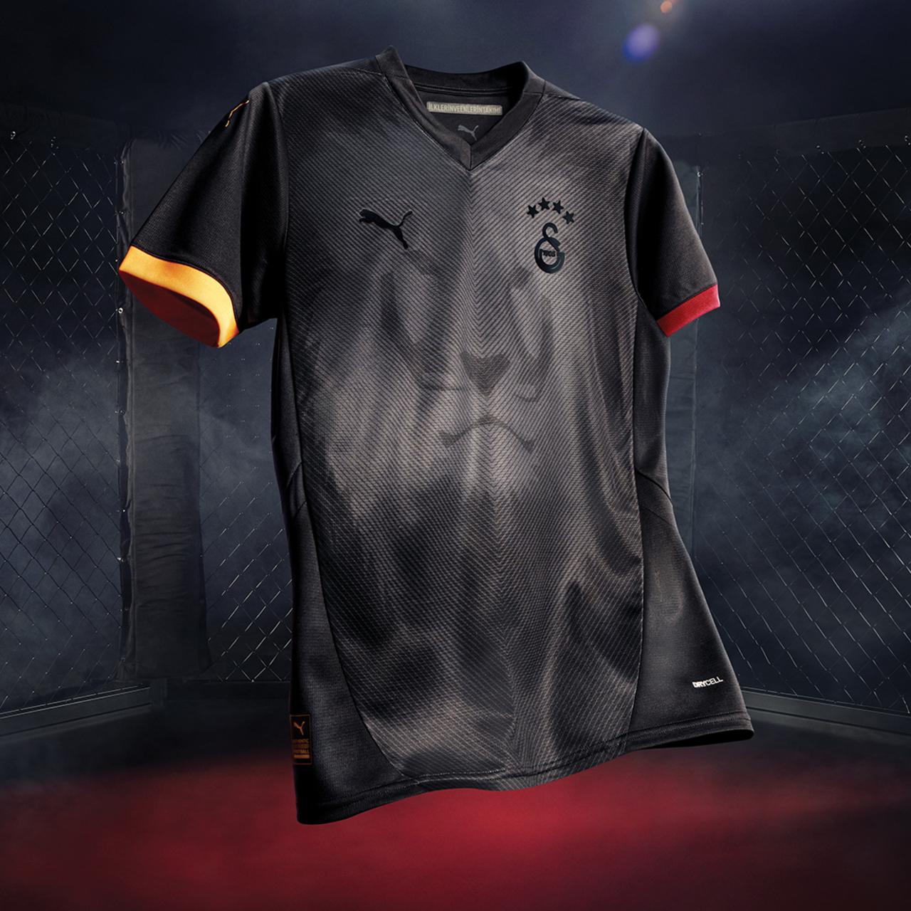 Galatasaray özel formasını tanıttı