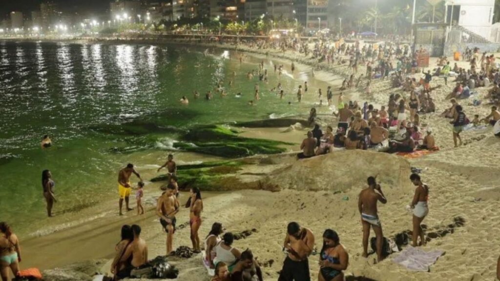 Geceleri plajlar daha kalabalık: Ay ışığında denize giriyorlar