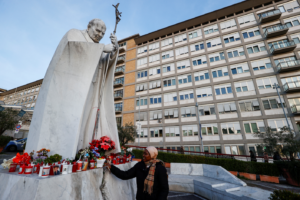 Hastanedeki dördüncü gününde Papa, cemaatini yalnız bırakmadı