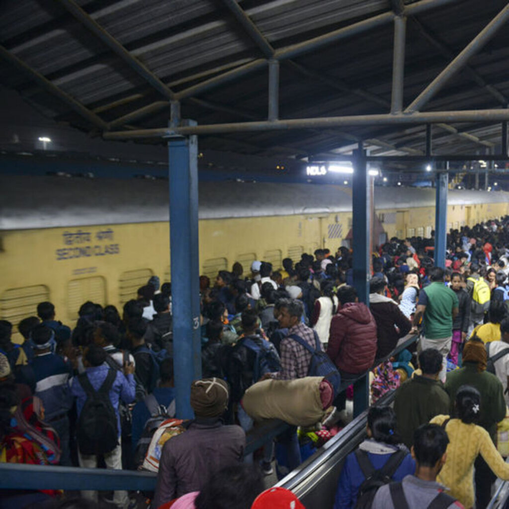 Hindistan’da tren istasyonunda izdiham: Çok sayıda kişi öldü!