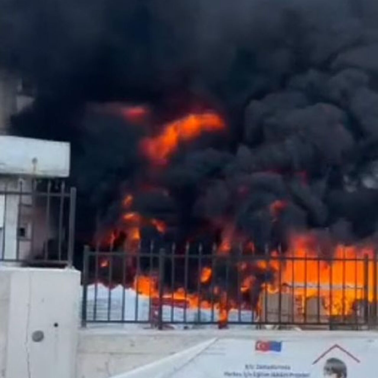 İnşaat halindeki okul bahçesinde yangın