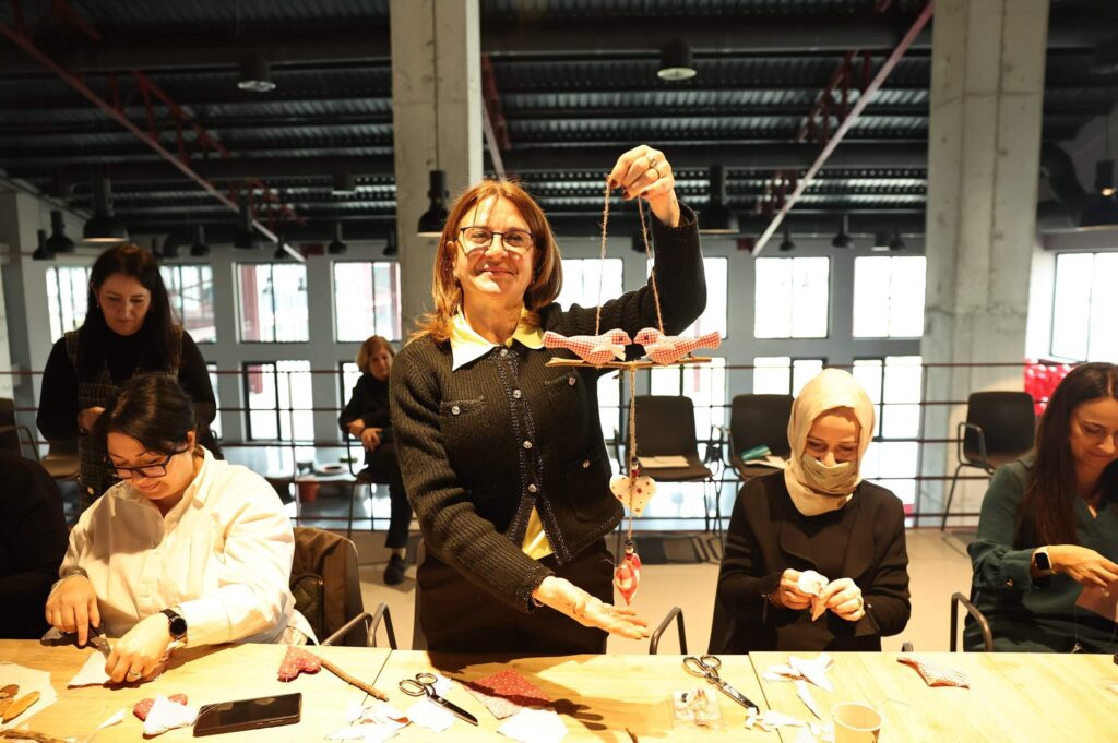 Kadınlardan Sevgililer Günü’ne özel kapı süsleri