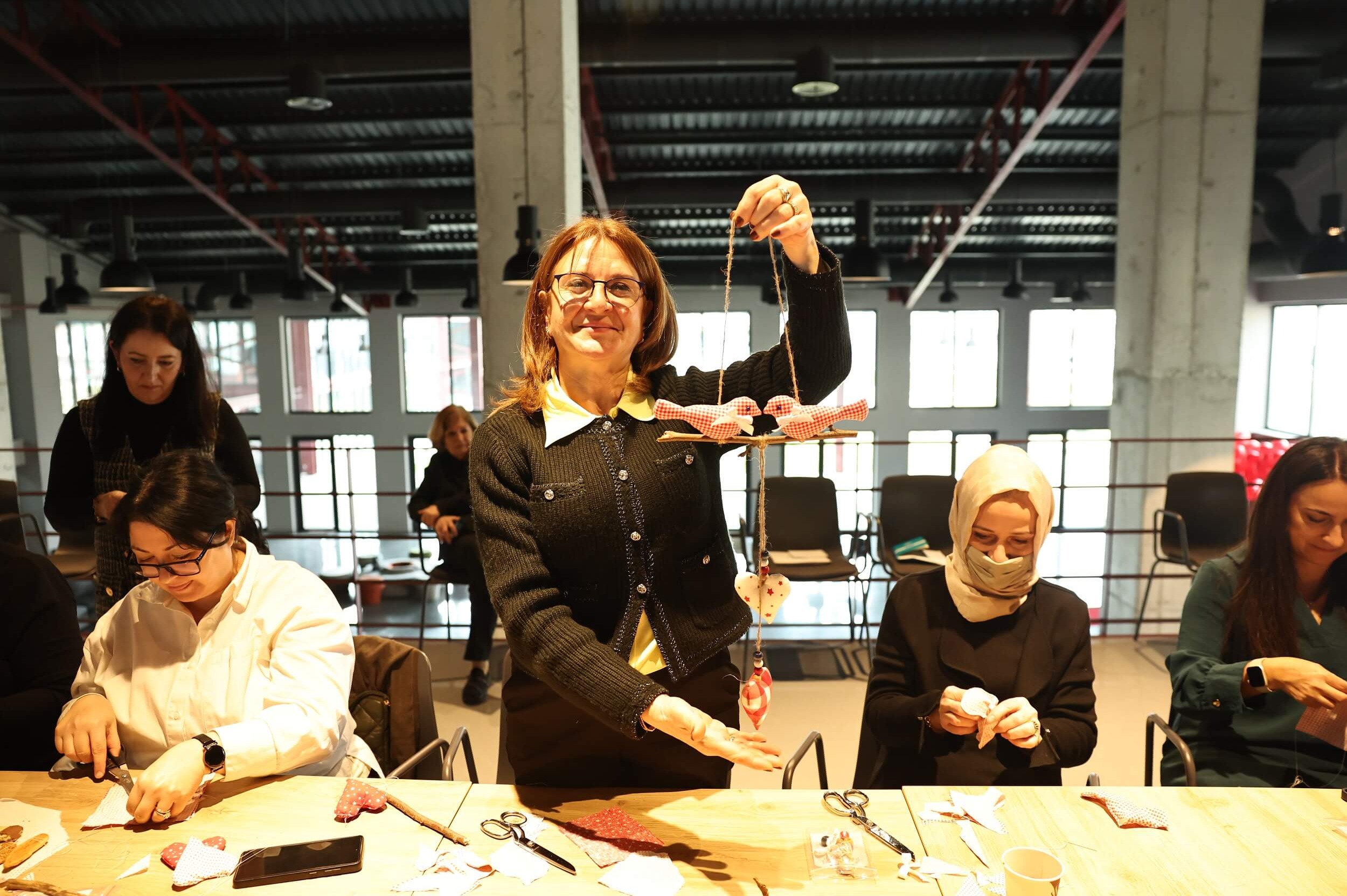 Kadınlardan Sevgililer Günü’ne özel kapı süsleri