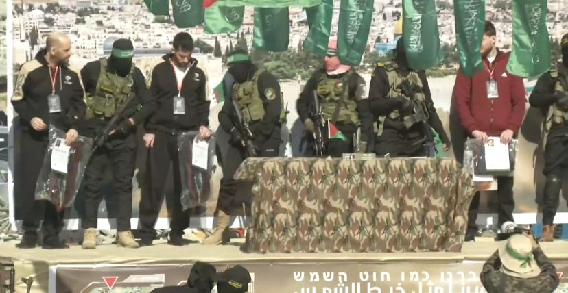 Kızılhaç araçları rehineleri aldı, şimdi sıra İsrail’de