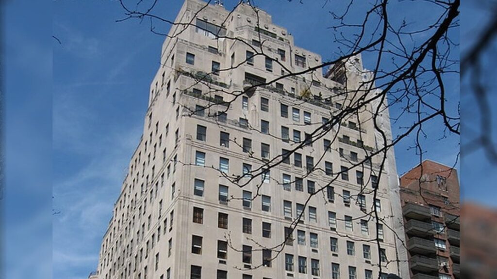 Milyarderler bir bir 95 yıllık bu binadan ev satın alıyor