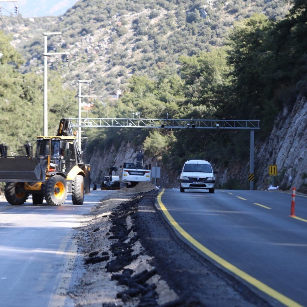 Ölüdeniz’de yeni yolda tek şerit trafiğe açıldı