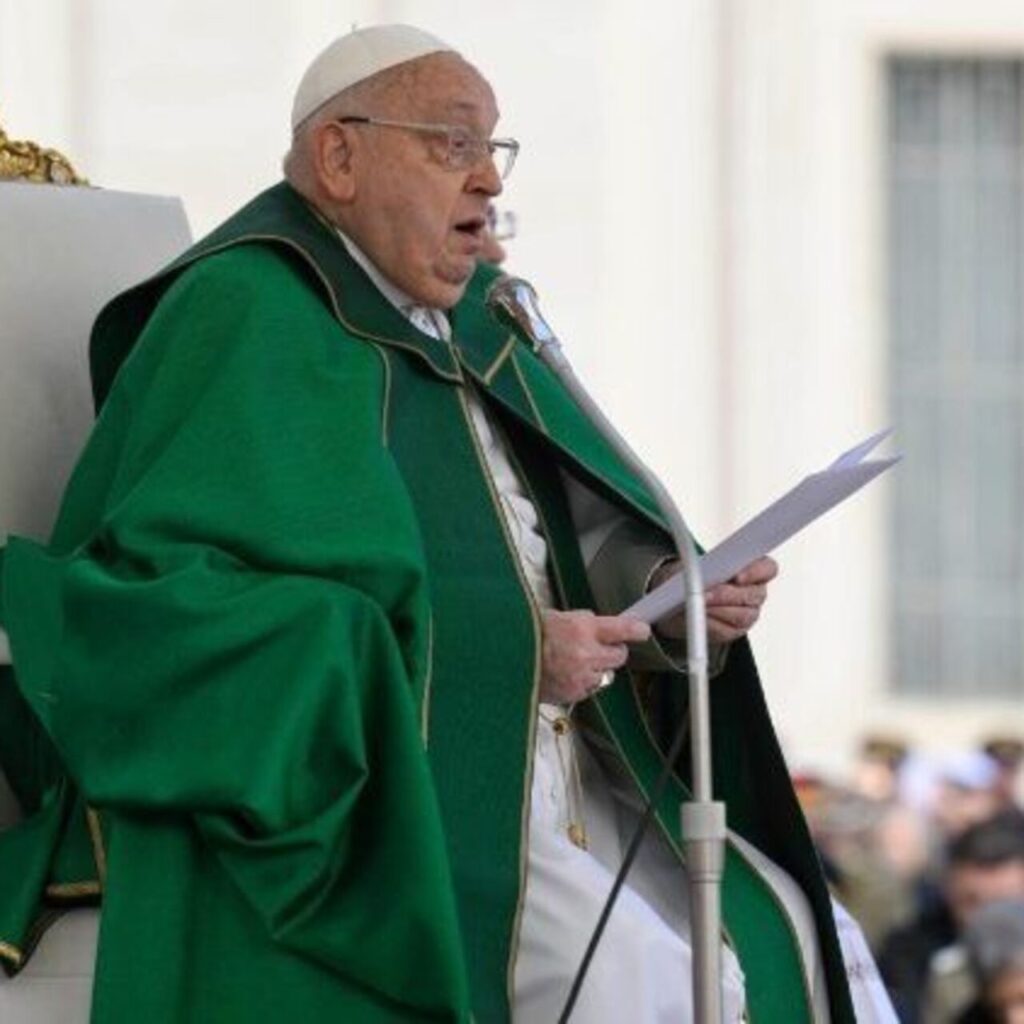 Papa, ayinde konuşmasını tamamlayamadı