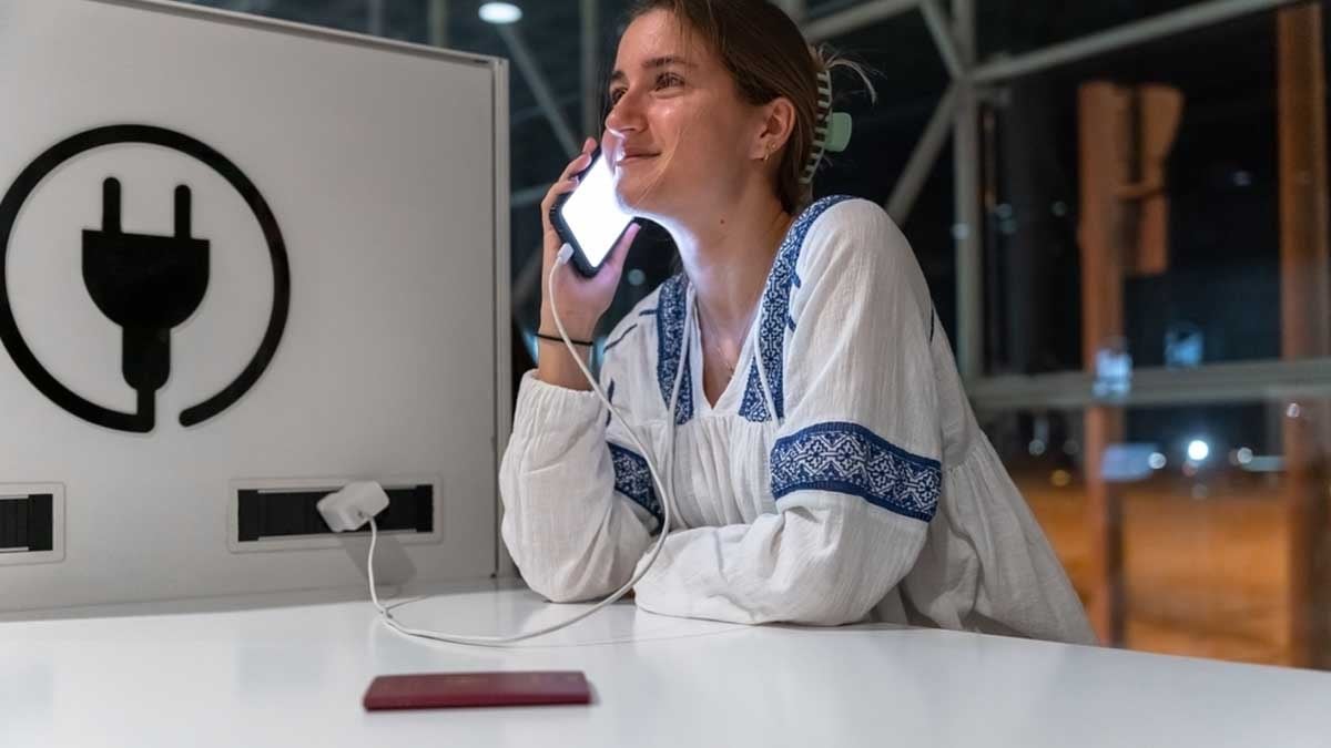 Şarj sırasında telefonla konuşursanız ne olur: Herkes aşırı ısınmayla patlayacağını düşünüyor