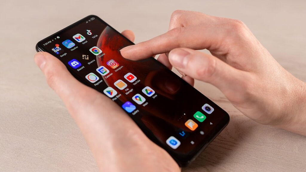 Telefonların ekranlarını izlemişler! O uygulamalar tek tek kaldırıldı