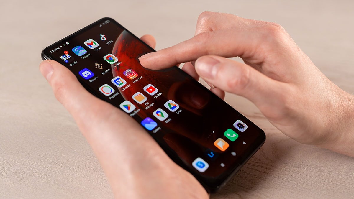 Telefonların ekranlarını izlemişler! O uygulamalar tek tek kaldırıldı