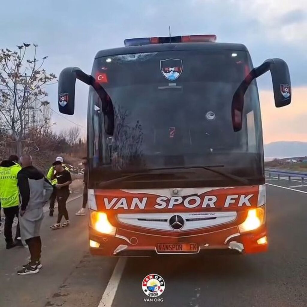 Vanspor FK otobüsüne saldırı!
