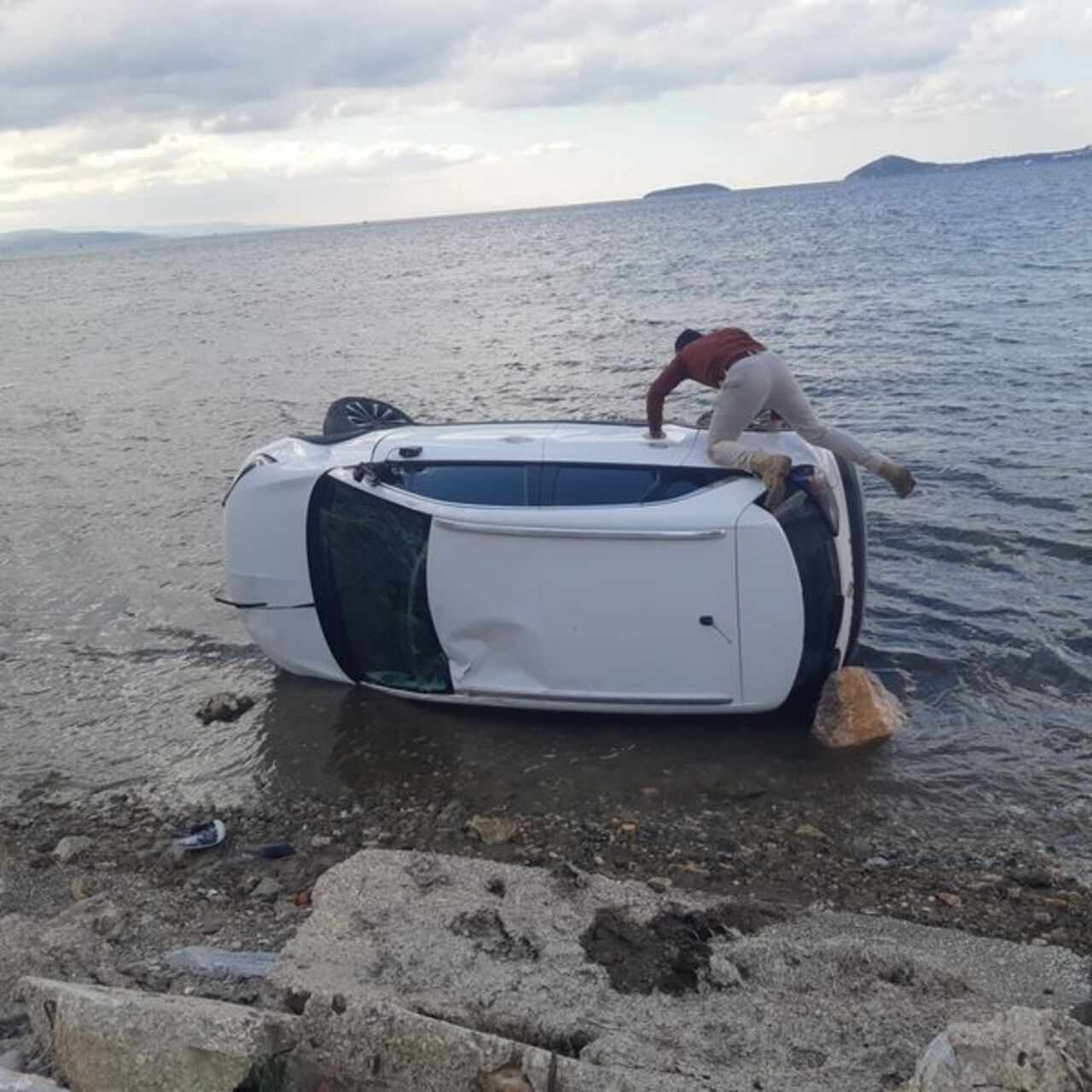 Virajı alamadığı otomobil denize düştü