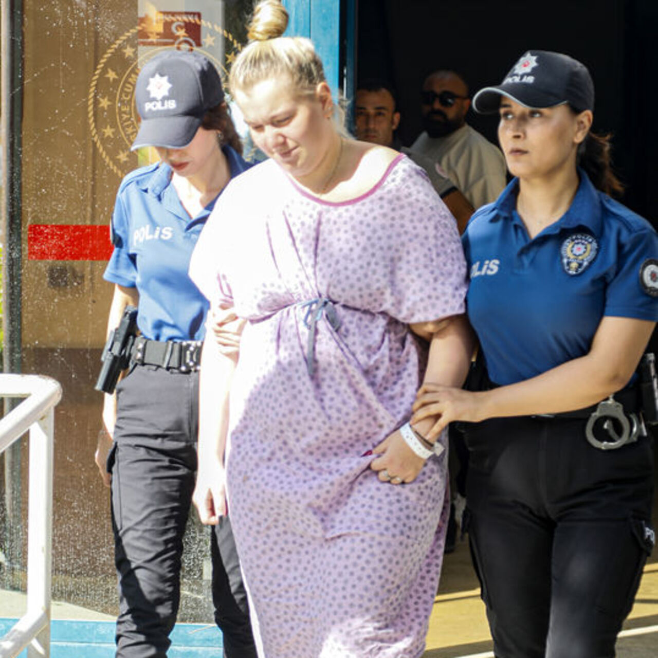 Yeni doğan bebeğini klozete bırakan anneden şaşırtan istek!