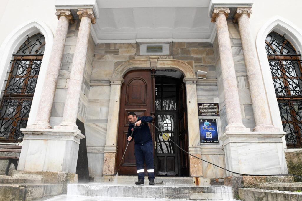 Osmangazi’deki Camilerde Ramazan Temizliği