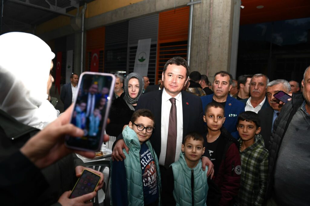 Başkan Aydın bin kişiyle aynı anda iftar açtı