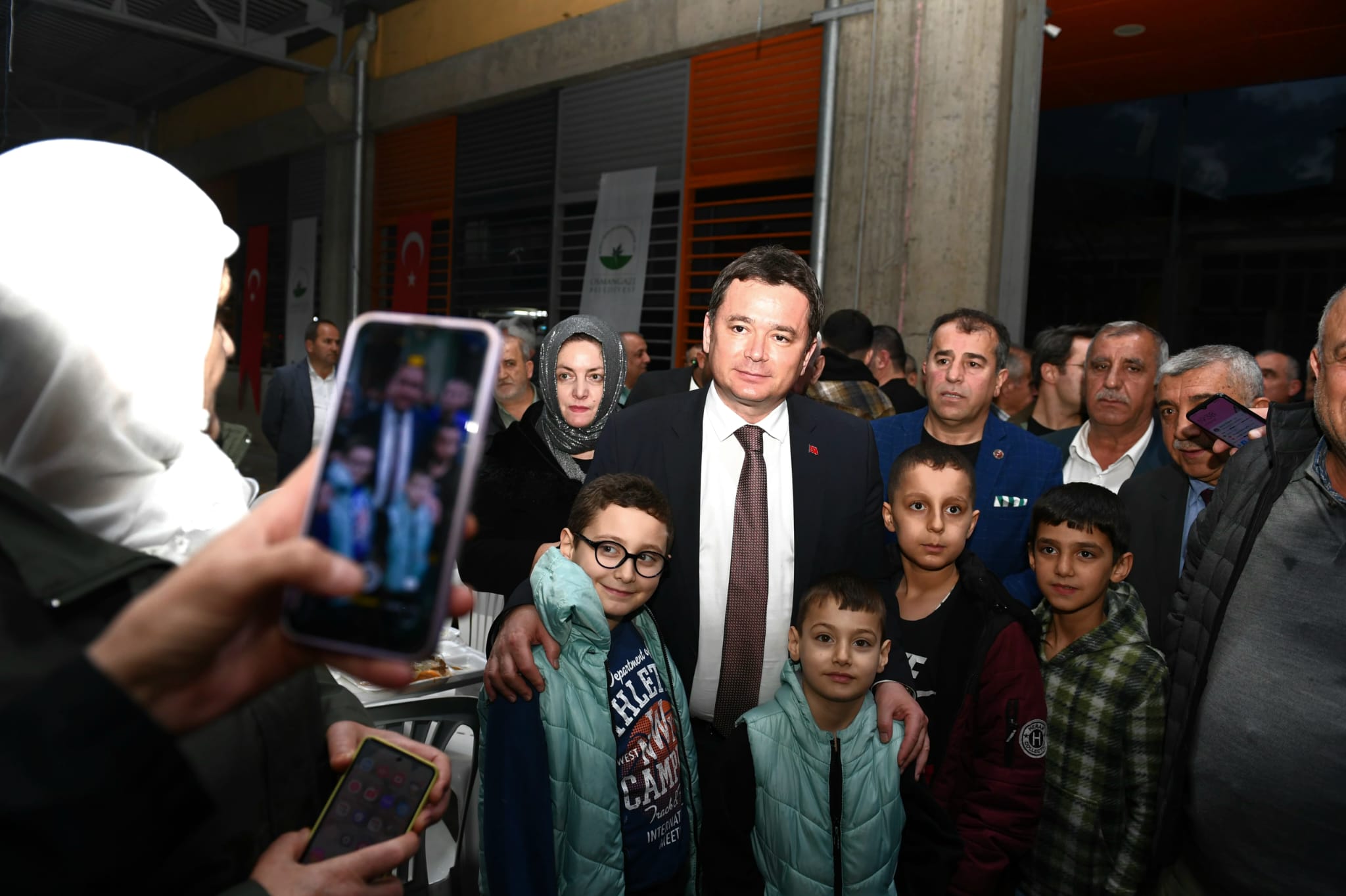 Başkan Aydın bin kişiyle aynı anda iftar açtı