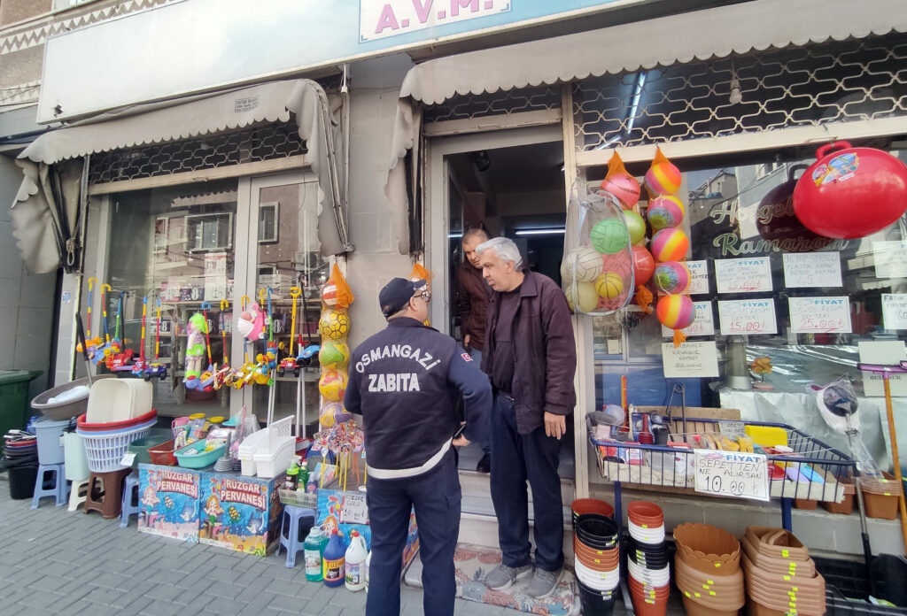 Zabıta Ekipleri Kaldırım İşgaline müsaade etmiyor