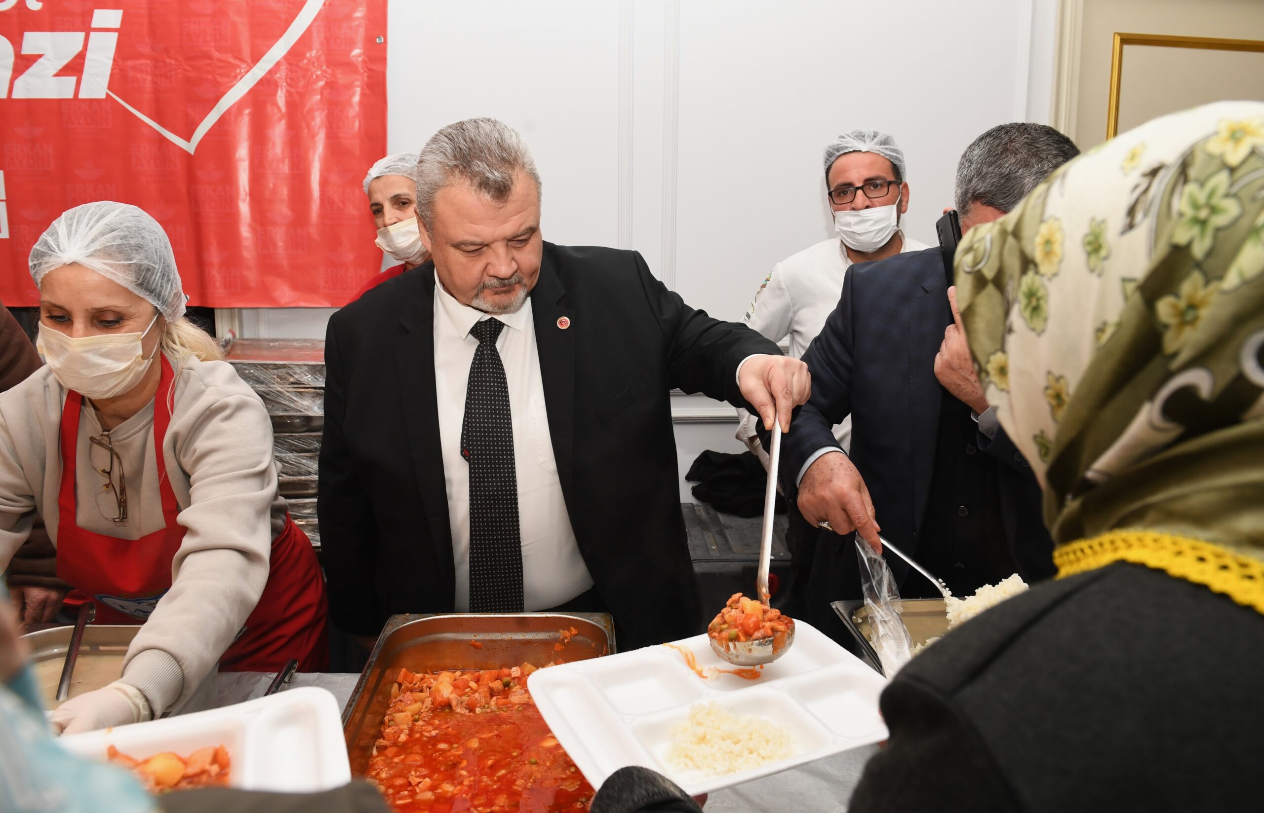 Osmangazi Belediyesi Panayırda iftar sofrası kurdu