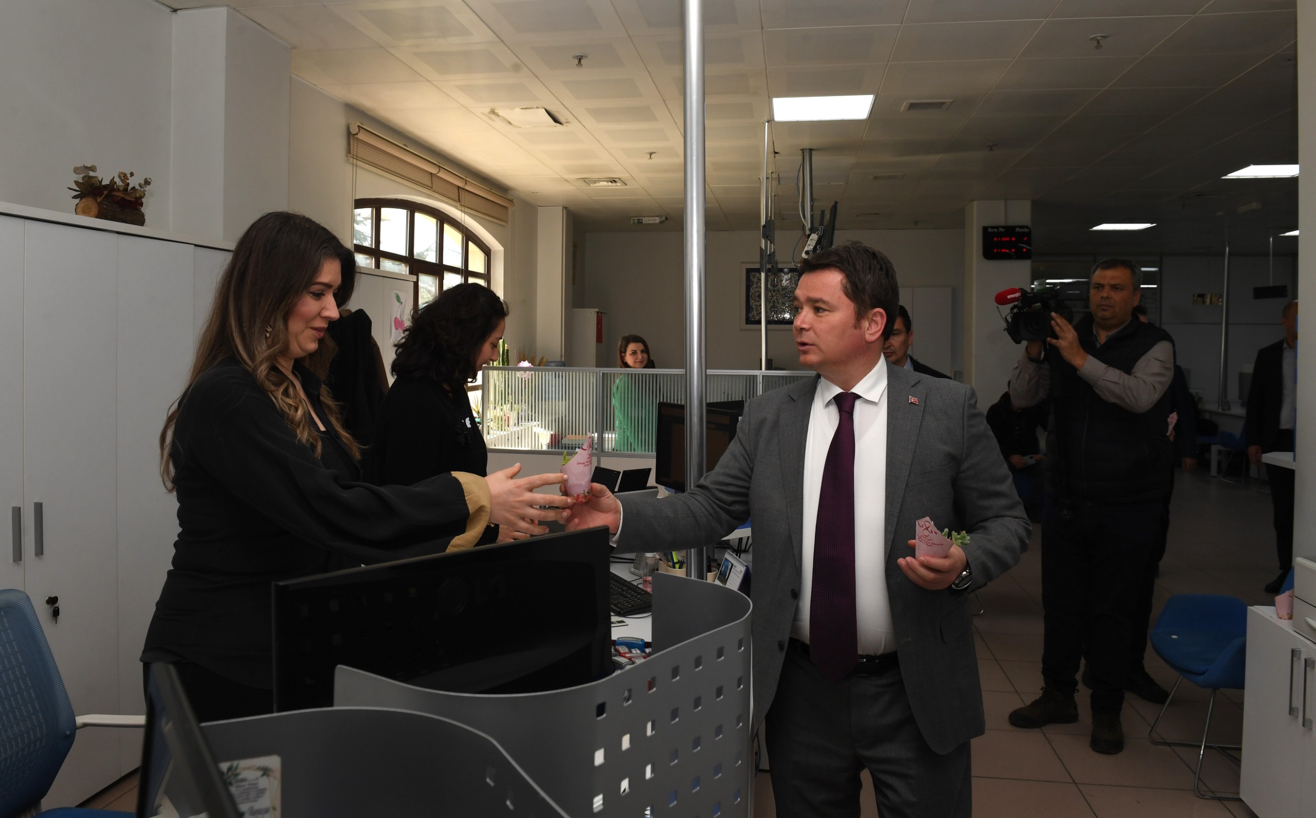 Başkan Aydın mesai arkadaşlarının Kadınlar Günü’nü kutladı