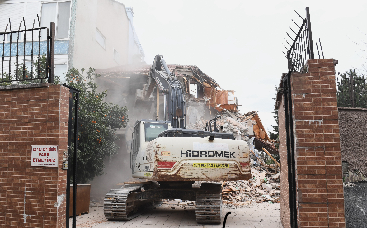 Tarihi surları tehdit eden riskli bina yıkıldı