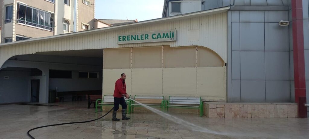 Orhangazi Belediyesi’nden Bayram Öncesi Camilerde Temizlik Çalışması