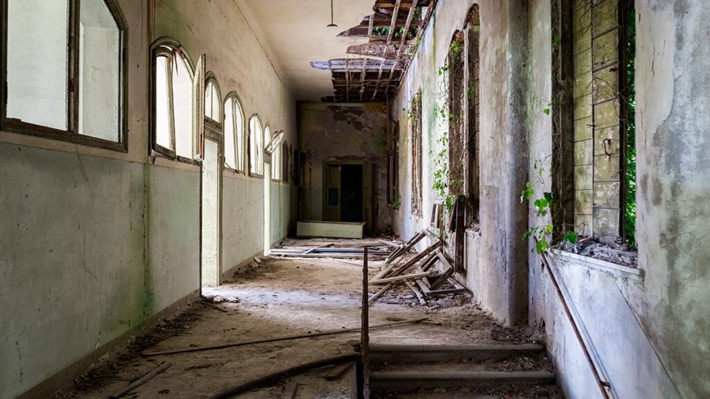 Terk edilmiş bankayı keşfetti: Geride ne kaldığına inanamadı