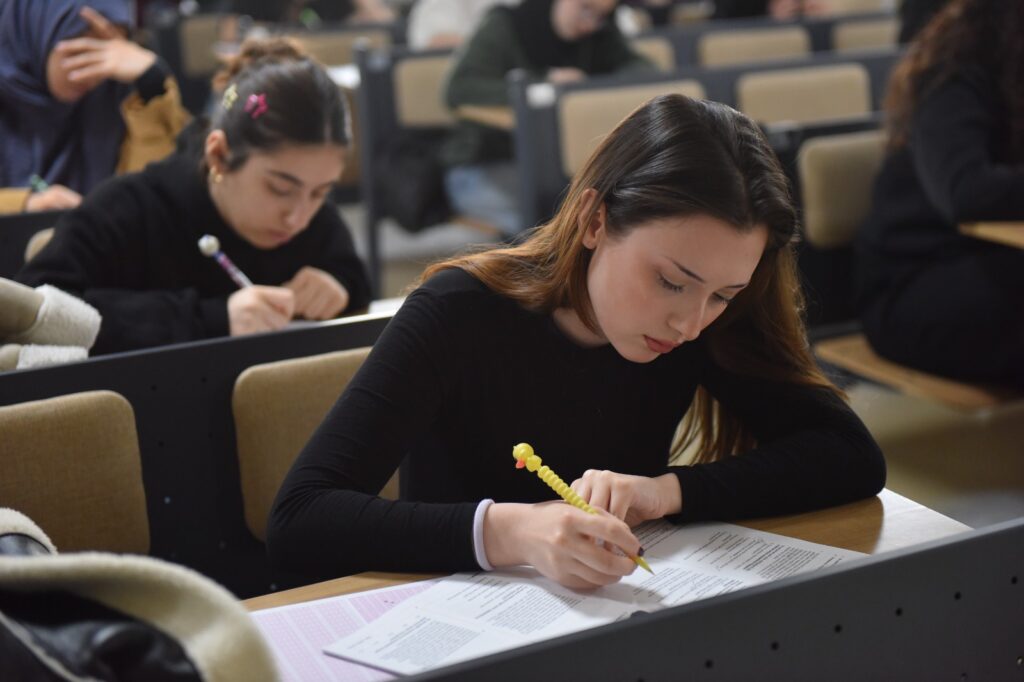 ÜNİVERSİTE ADAYLARINA SINAV PROVASI