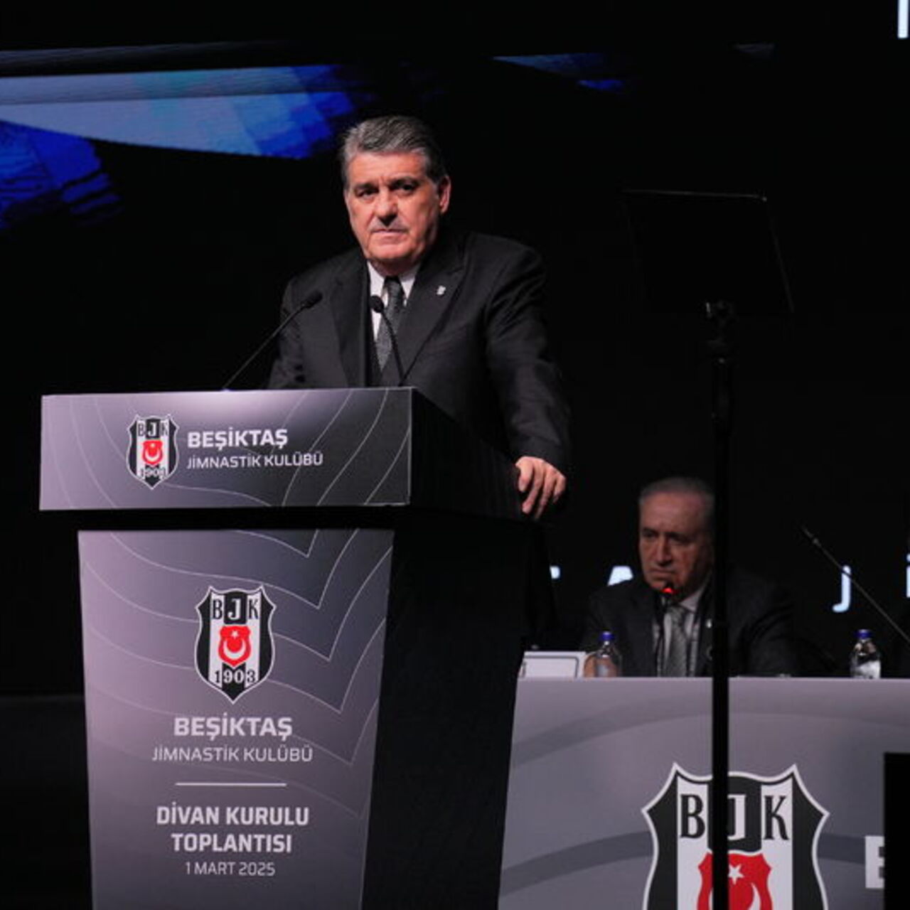 Beşiktaş’ta Divan günü: Adalı konuşacak!