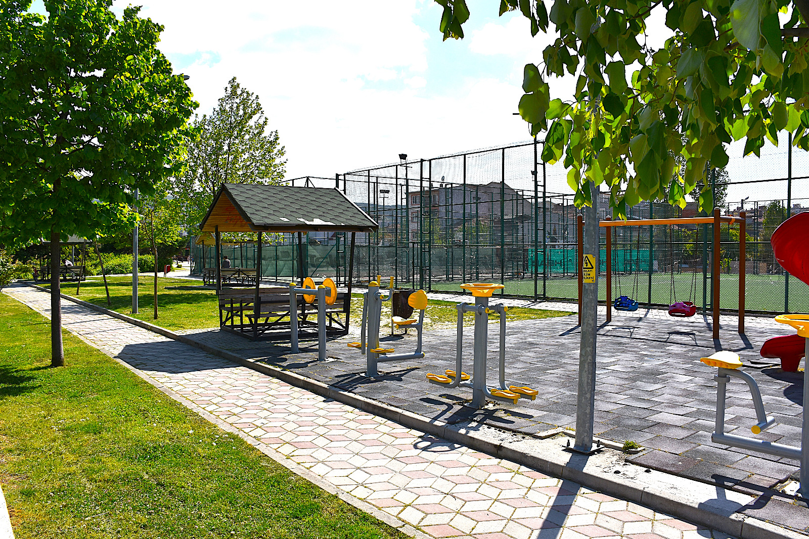 Gemlik Belediyesi’nden Yaz Hazırlıkları: Park ve Bahçelerde Yoğun Mesai