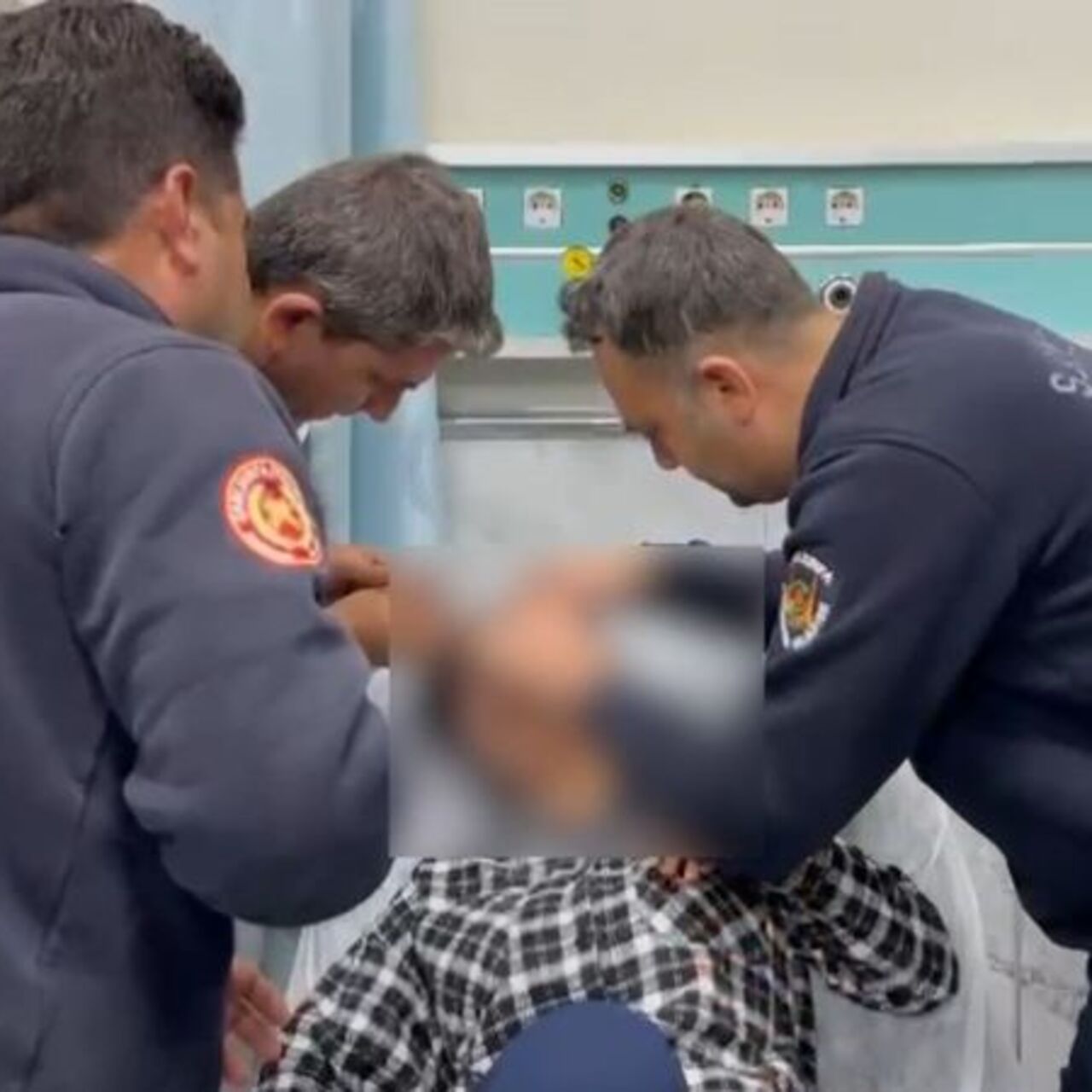 Göz kapağı fermuara sıkıştı