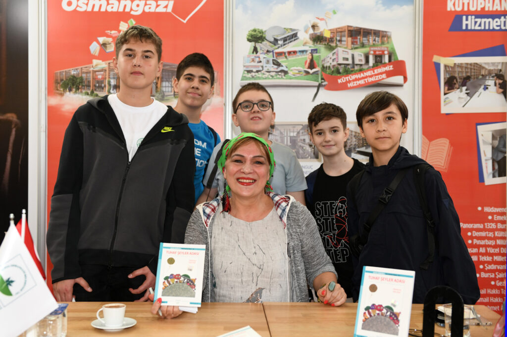 Yazar Halime Yıldız kitaplarını küçük okuyucuları için imzaladı