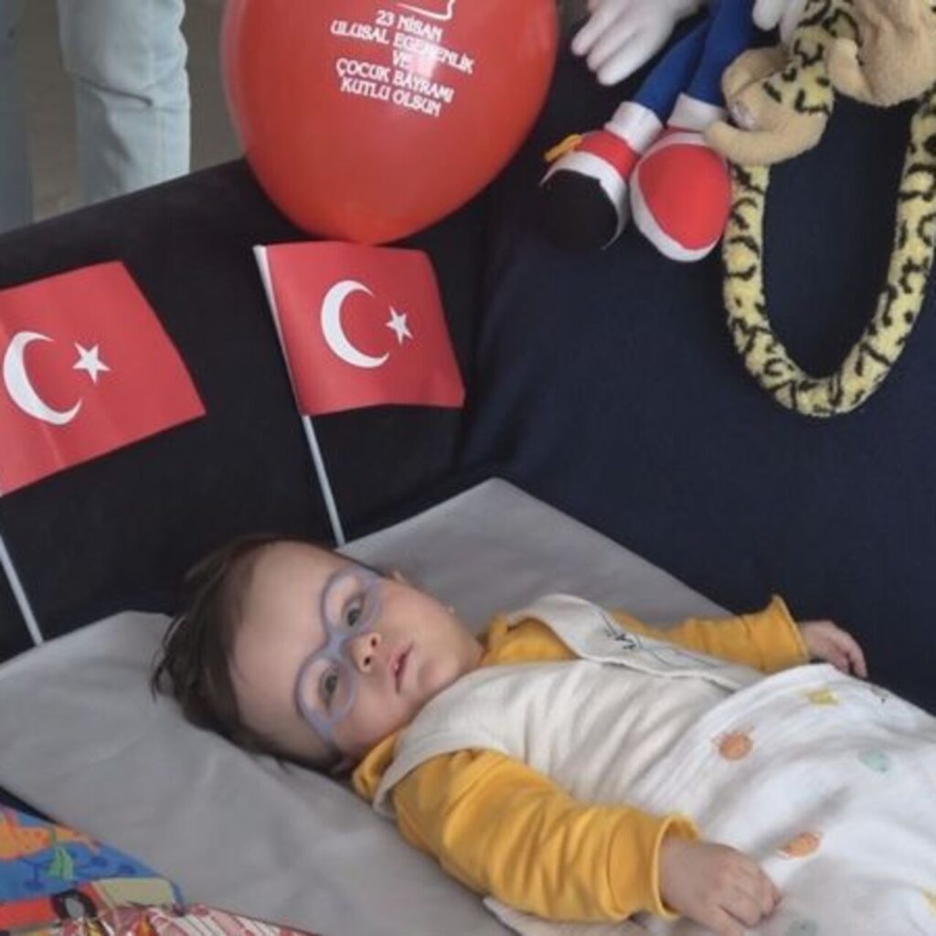 Hidrosefali hastası Göktuğ’a 23 Nisan ziyareti