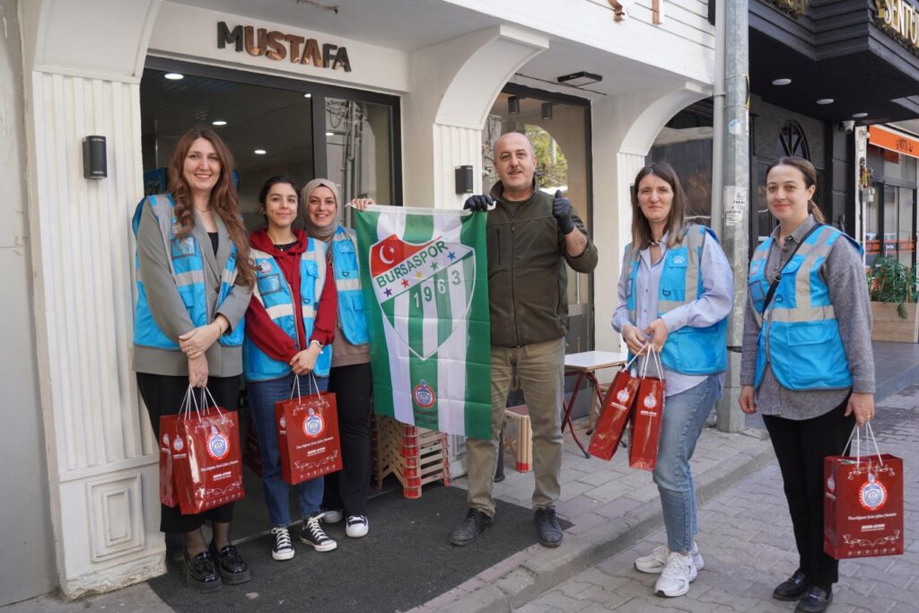 Mavi Yelekliler yeşil beyaz gönülleriyle esnafa Bursaspor bayrağı hediye etti