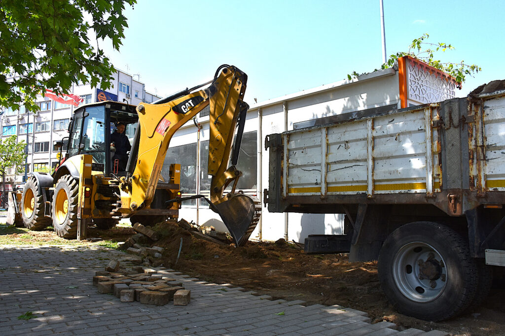 Meydanda Yaya Kaldırımı Genişliyor