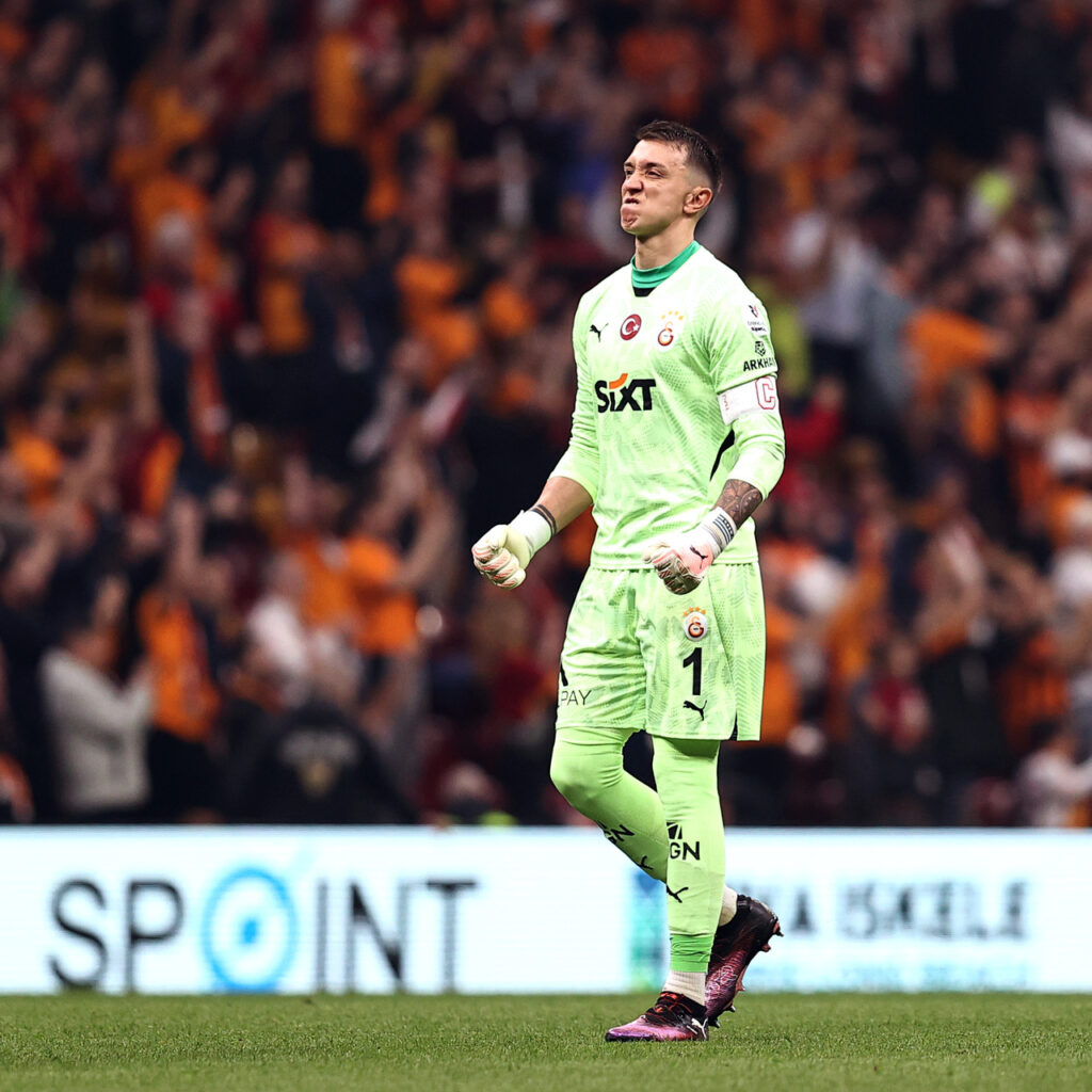 Muslera tarihe geçmenin eşiğinde!