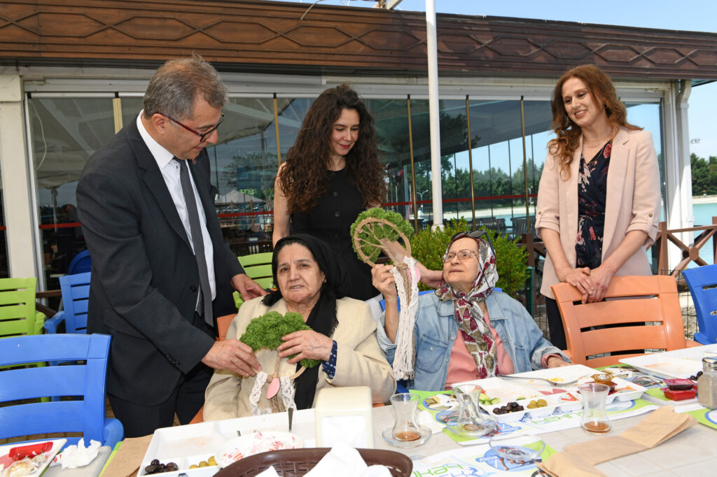 Alzheimer hastaları için Anneler Günü kutlaması