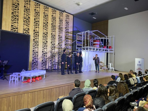 Karacabey’de sanat dolu gece; ‘Süleyman ve Öbürsüler’ tiyatroseverlerle buluştu