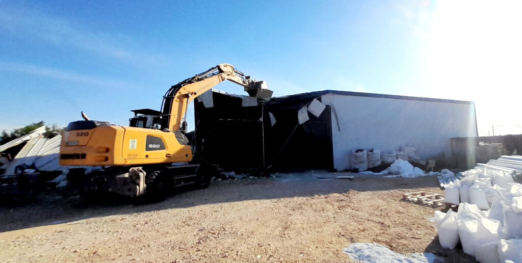 Tarım arazileri kaçak yapılardan temizleniyor