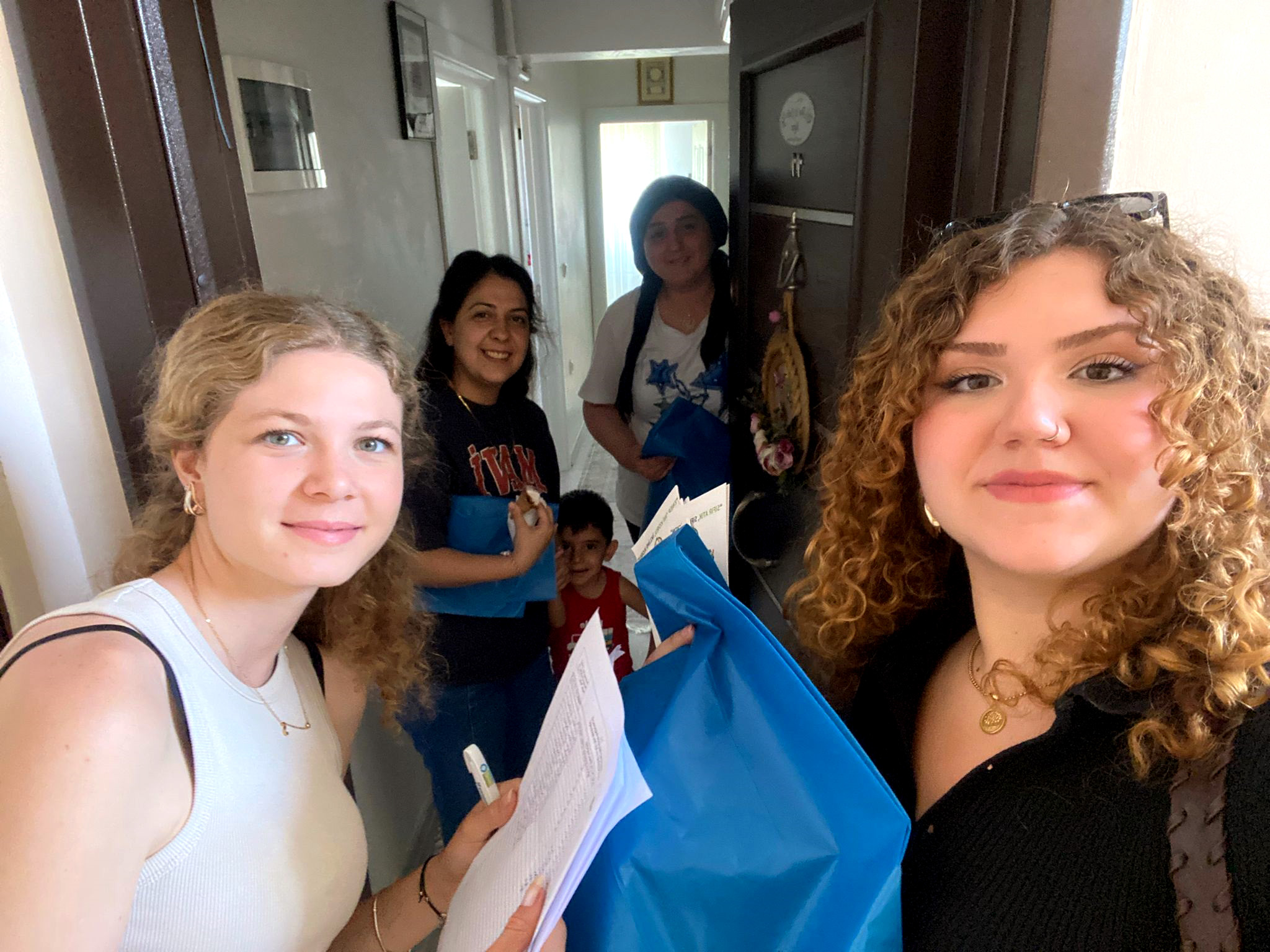 Öğrenciler kapı kapı dolaşılarak halka çevre bilinci kazandırıyor