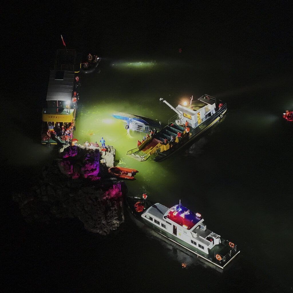 Çin’de turist tekneleri alabora oldu