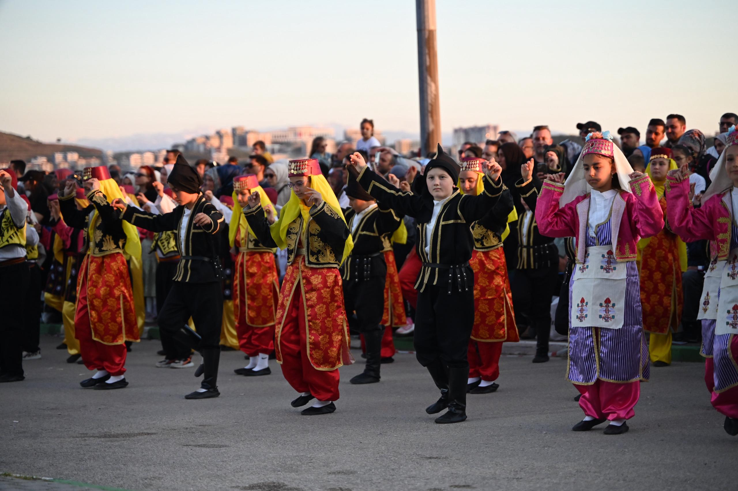 Gemlik’in Genç Sanatçıları, 19 Mayıs’ta Yeteneklerini Sergiledi